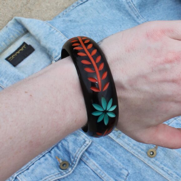 70s Vintage Plastic Hand Etched Bangle Bracelet - Picture 4 of 6